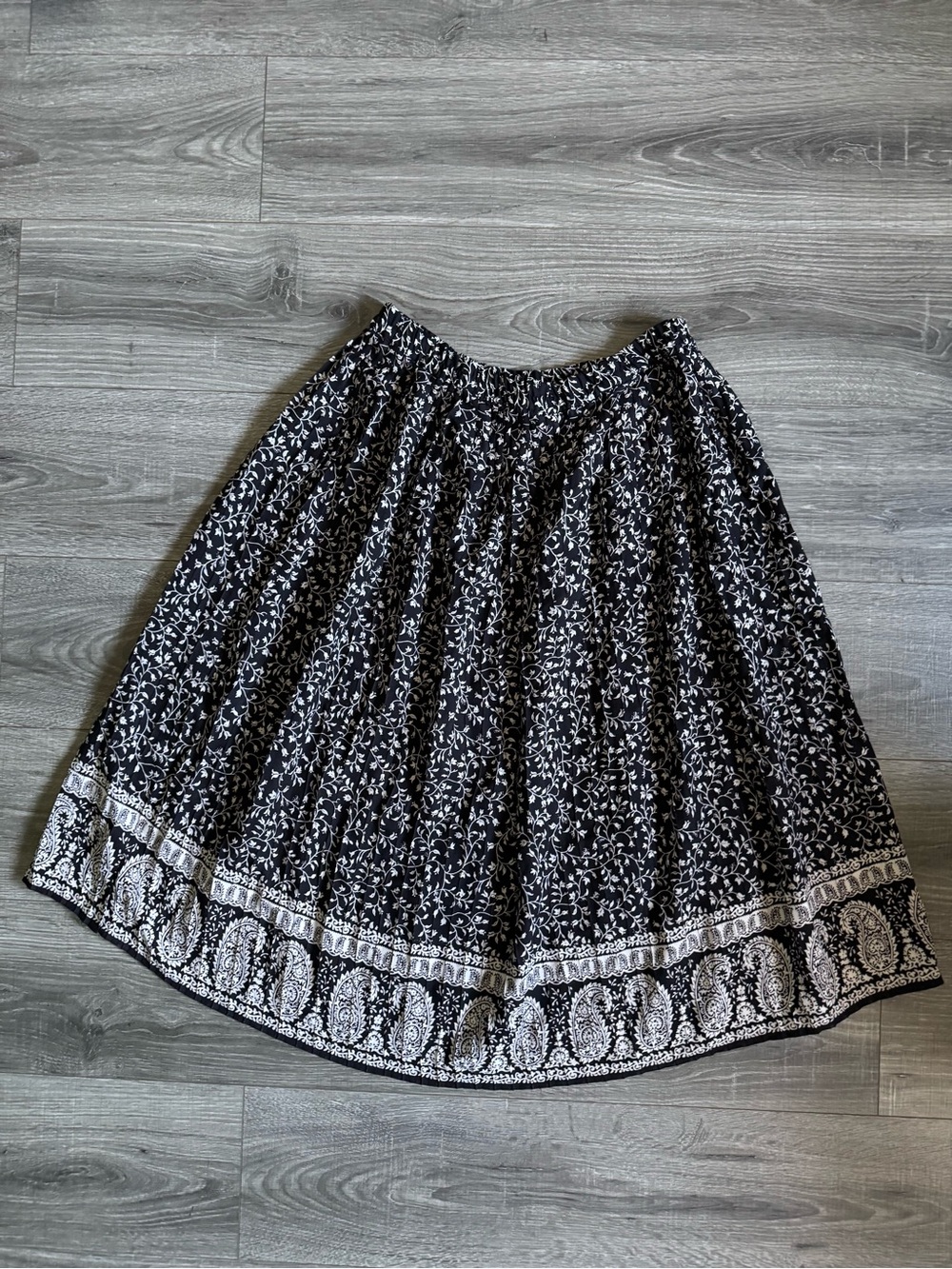 Chaus petite Black and White Floral Border Midi Skirt size 12